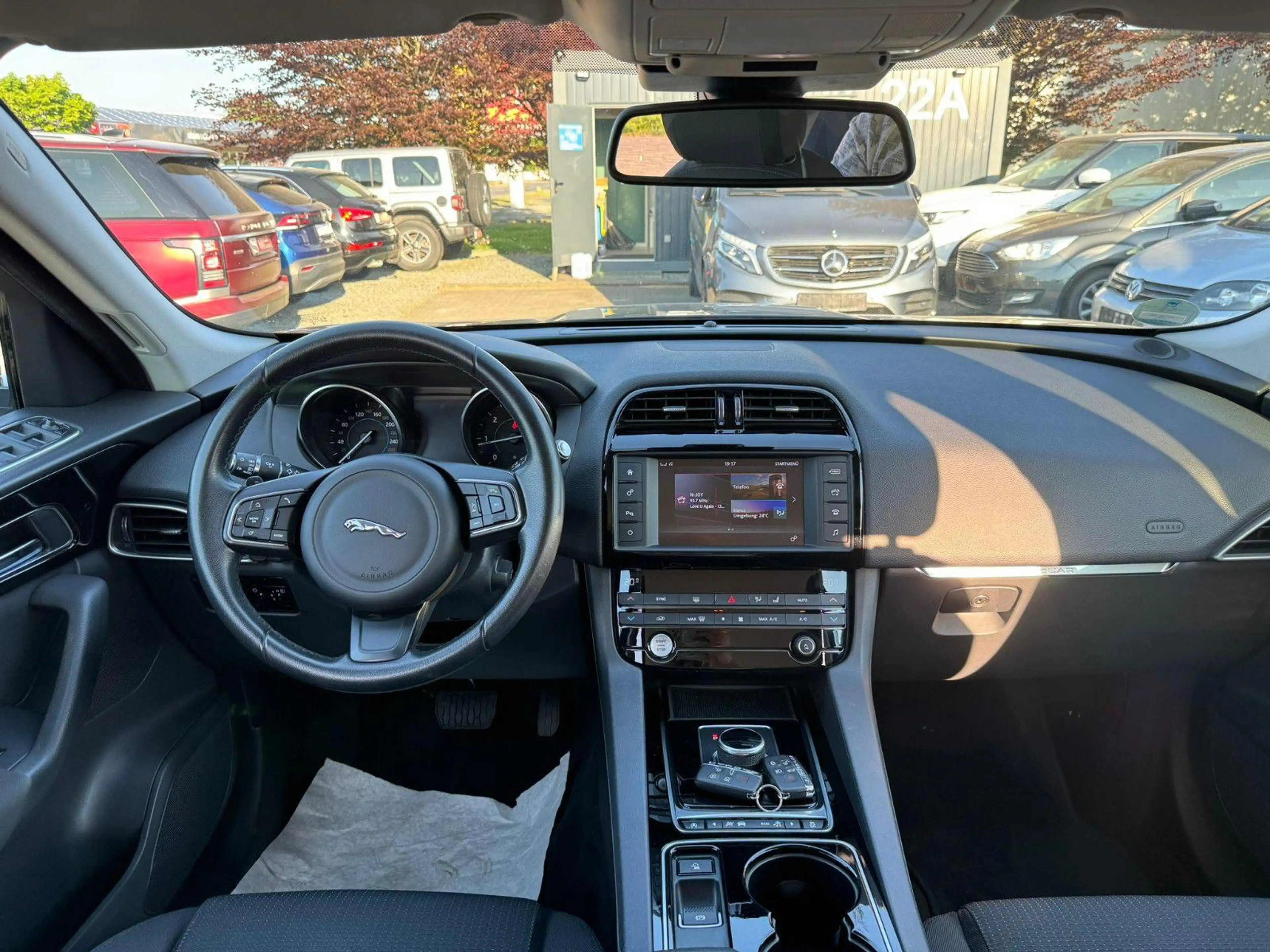 Jaguar F-Pace Pure AWD SHZ TEMPOMAT 1. Hand Scheckheft — photo 14