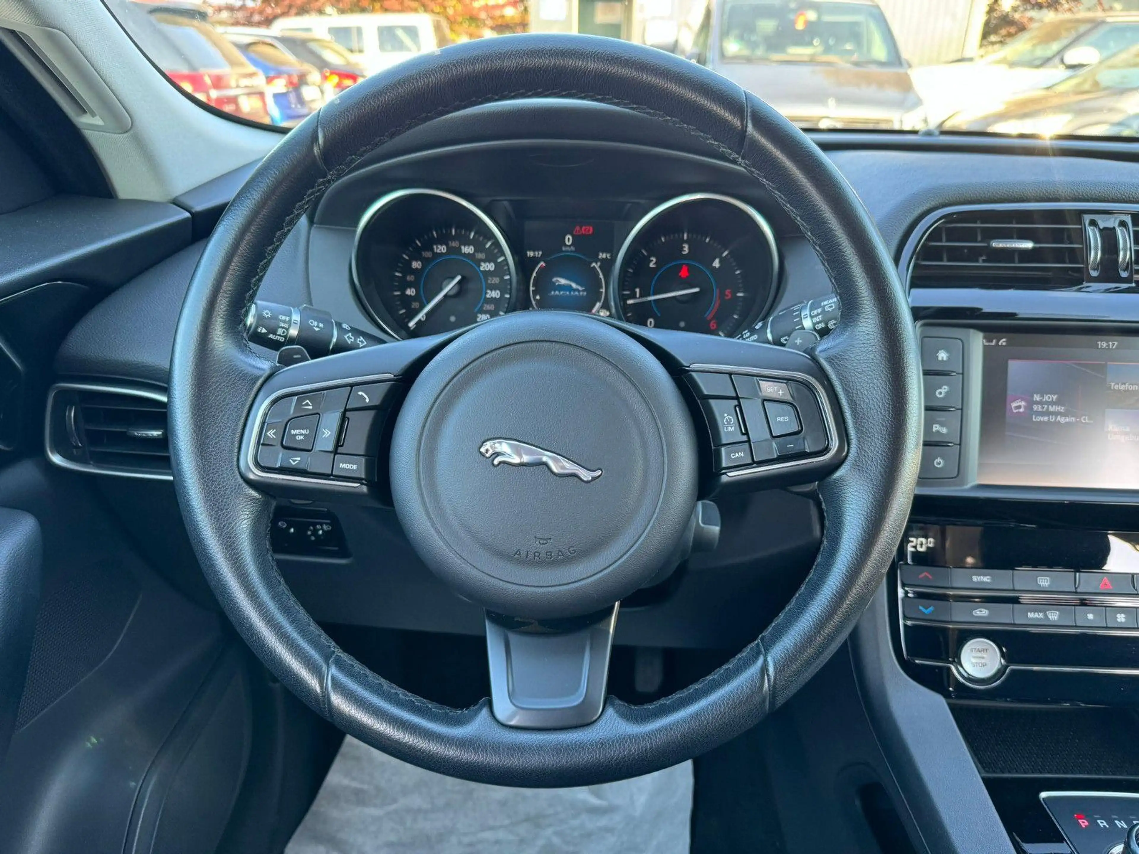 Jaguar F-Pace Pure AWD SHZ TEMPOMAT 1. Hand Scheckheft — photo 15