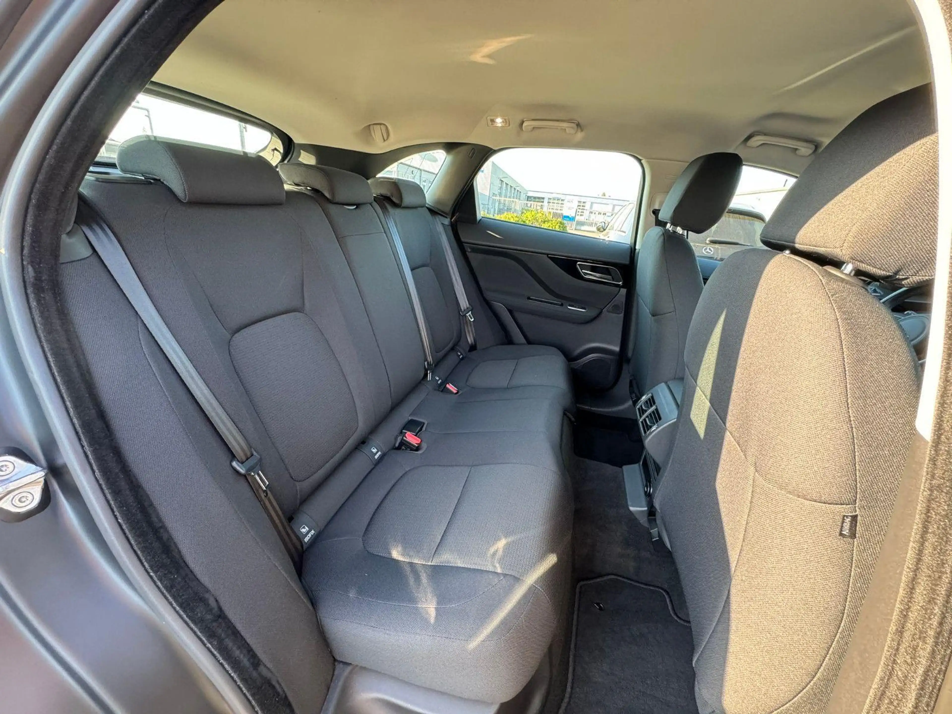 Jaguar F-Pace Pure AWD SHZ TEMPOMAT 1. Hand Scheckheft — photo 10