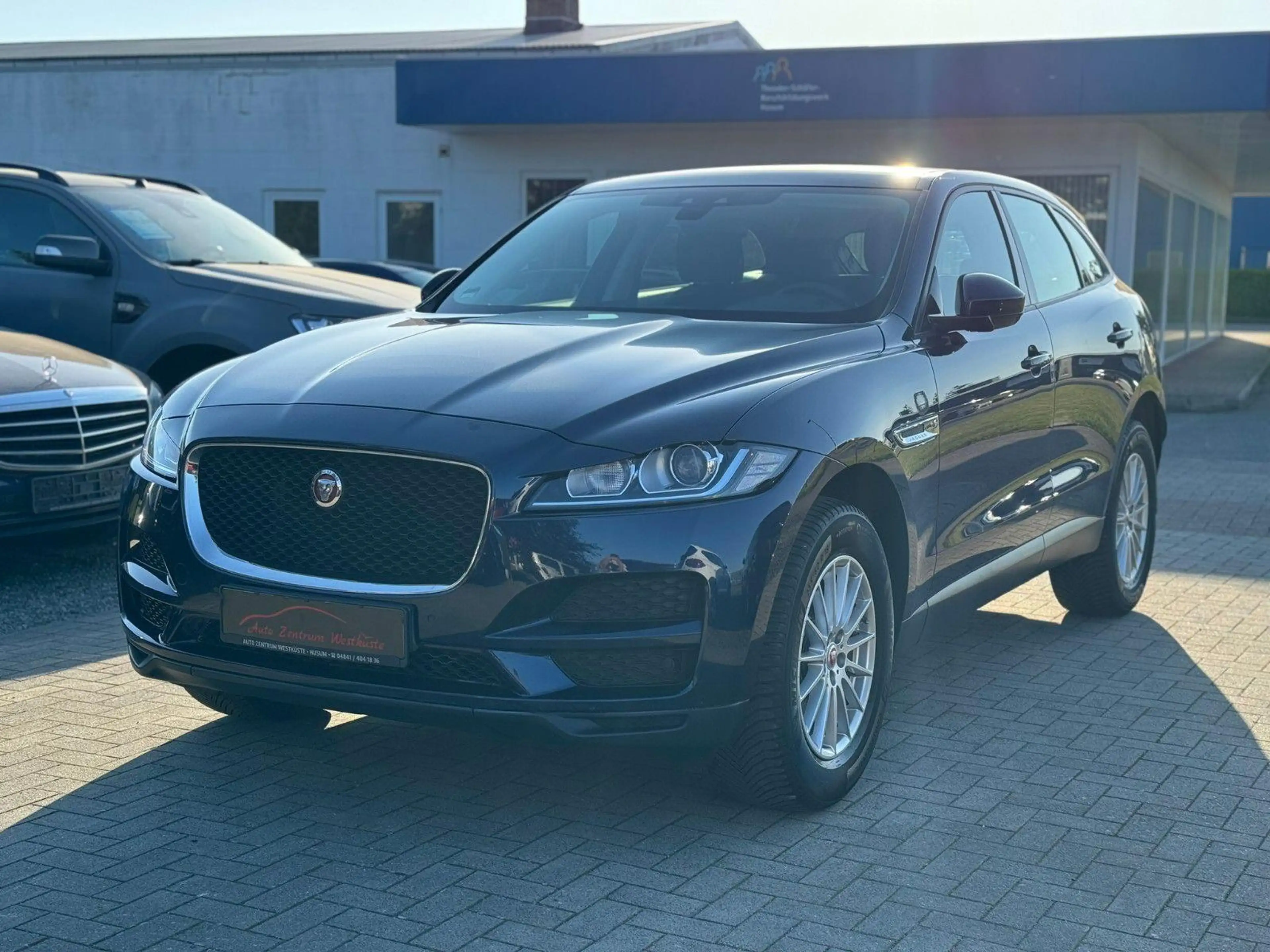 Jaguar F-Pace Pure AWD SHZ TEMPOMAT 1. Hand Scheckheft — photo 3