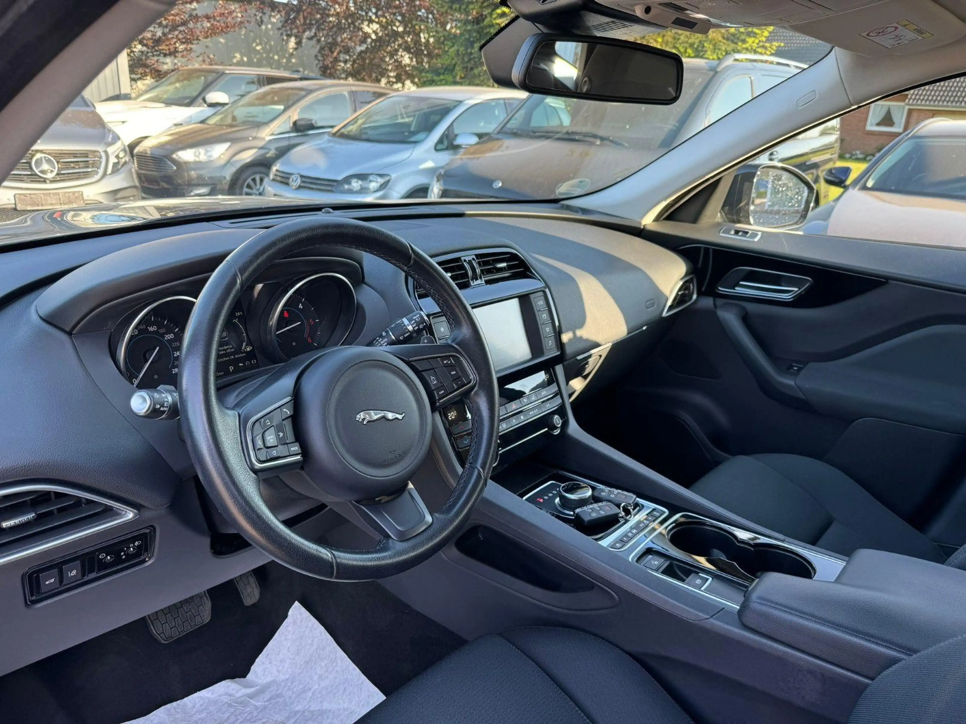 Jaguar F-Pace Pure AWD SHZ TEMPOMAT 1. Hand Scheckheft — photo 11