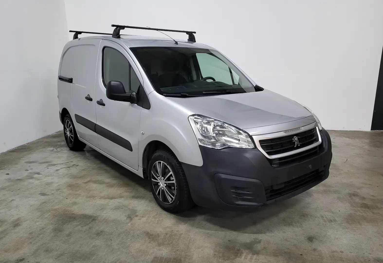 Peugeot Partner 1.6 BlueHdi * AIRCO * 3 PLACES * 7500€ + TVA * Srebrny - 2