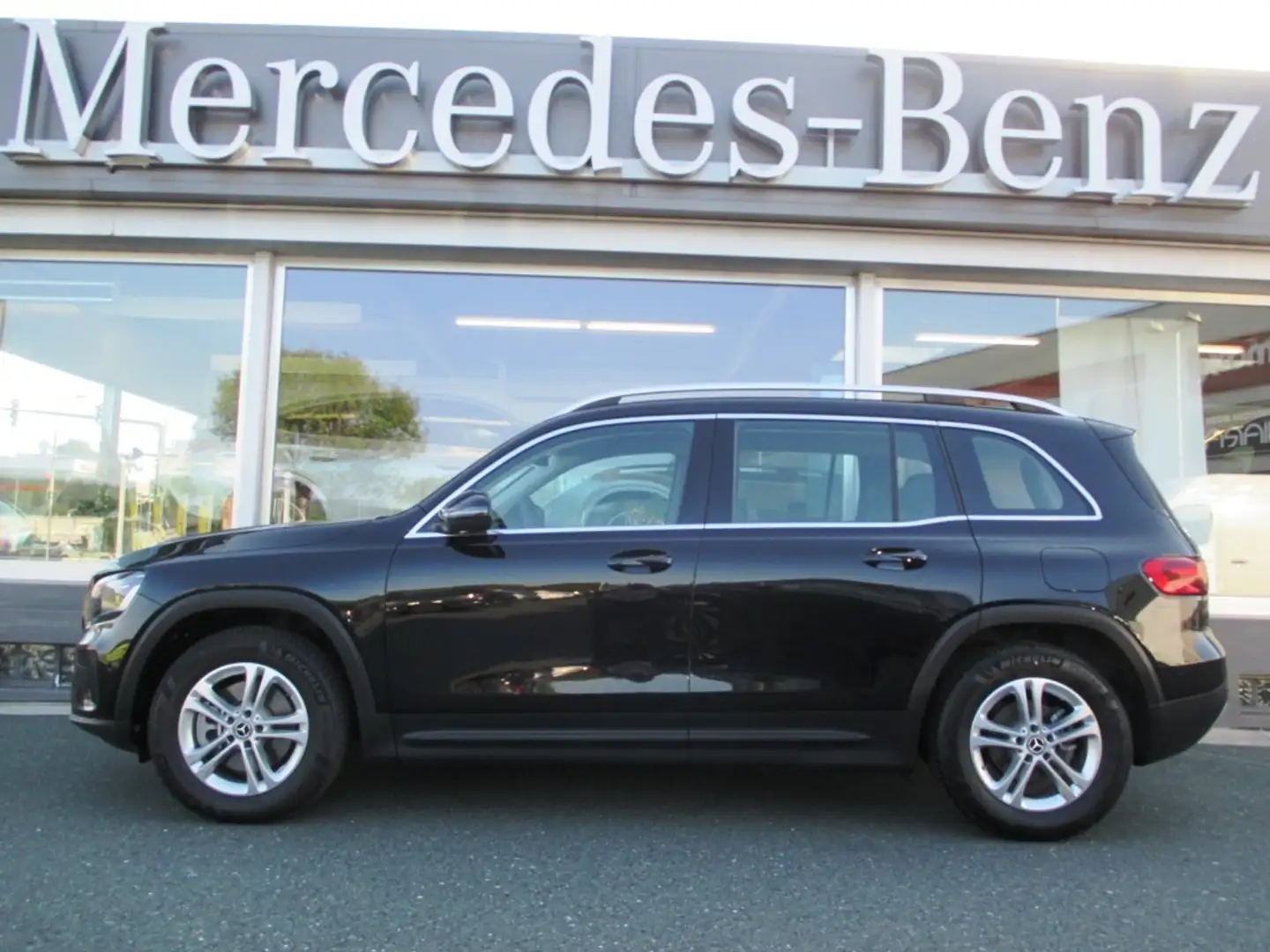 Mercedes-Benz GLB 200 d 4MATIC Österreich-Edition PTS Shz LED Negro - 2