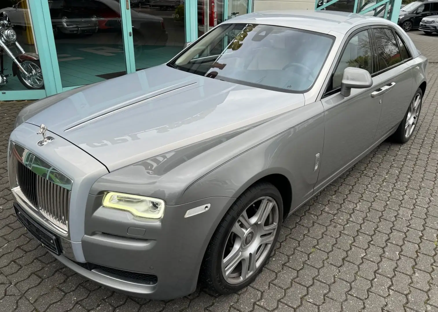 Rolls-Royce Ghost erst 9TKm Vollausstattung Silber - 1