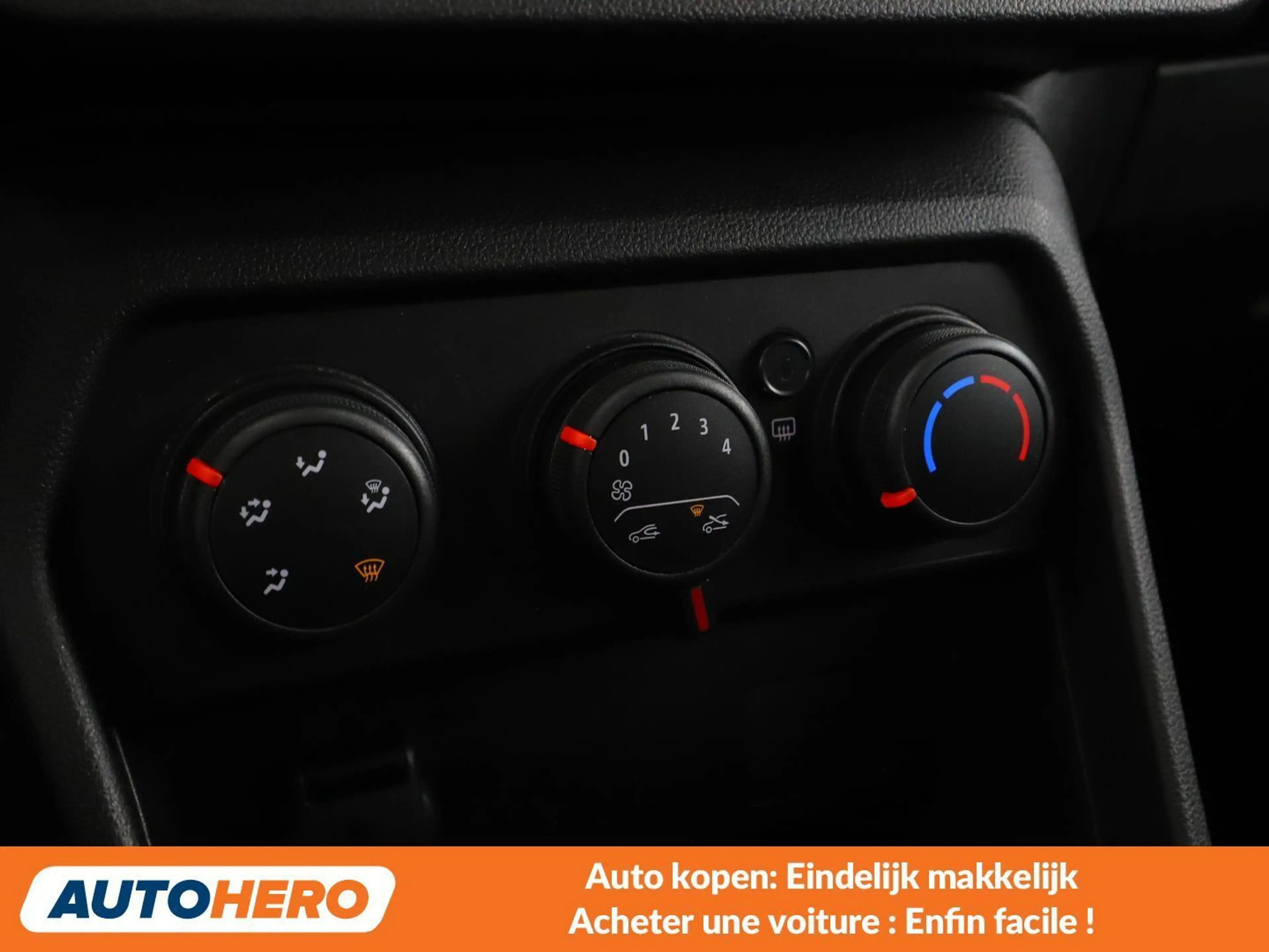 Dacia Sandero 1.0 SCe Essential — photo 7