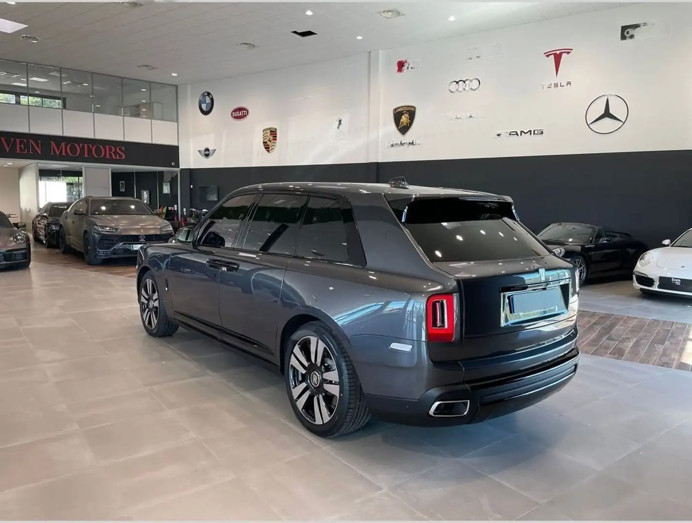 Rolls-Royce Cullinan ROYCE 6.8 V12 BITURBO 571 siva - 2