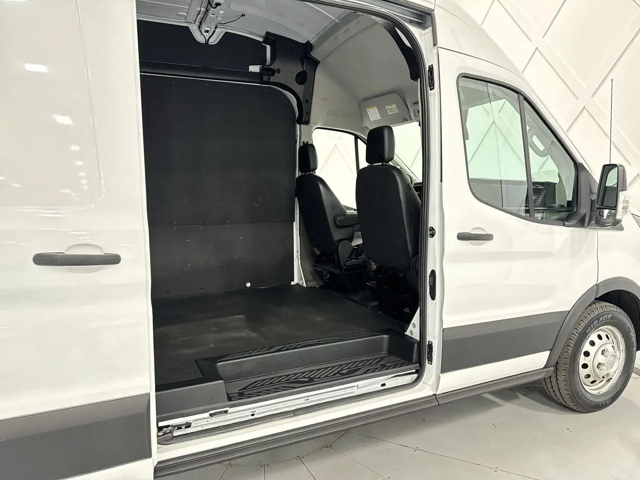 Ford Transit Cargo Van снимка Ford Transit Cargo Van