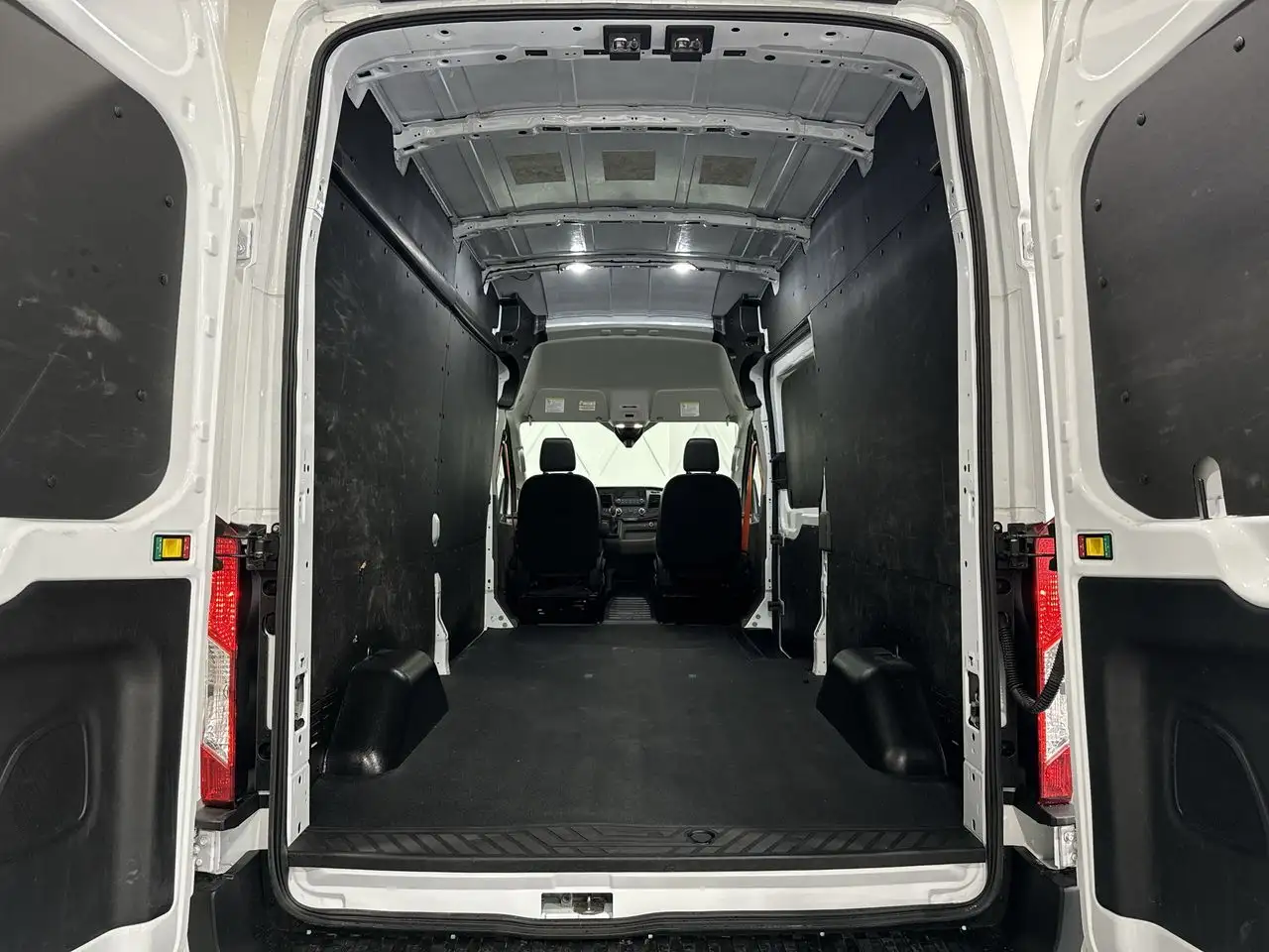 Ford Transit Cargo Van снимка Ford Transit Cargo Van