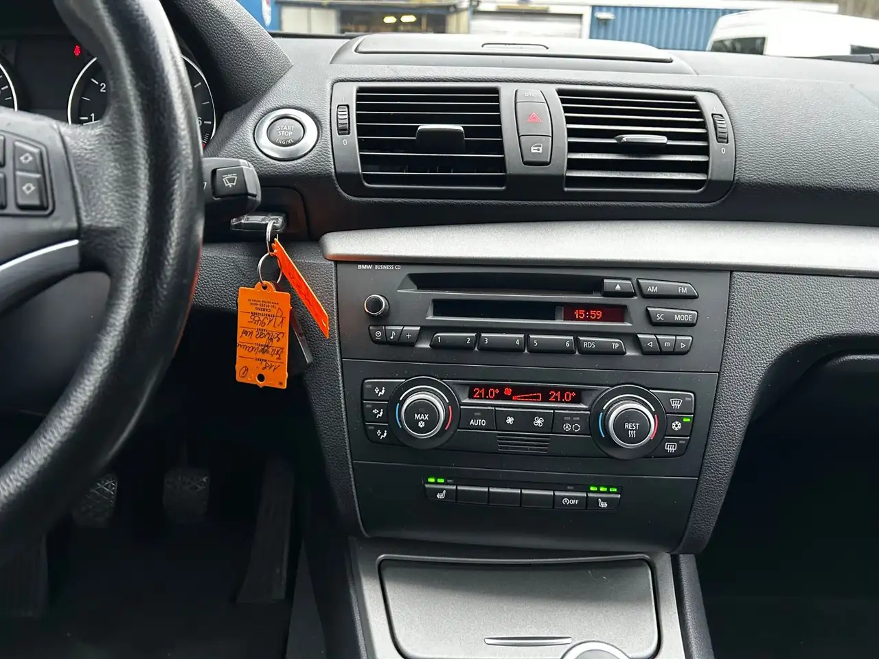 BMW 118i PACK ADVANTAGE - 143ch - 84 000KMS - VOLANT EN CUIR - CARNET D'ENTRETIEN