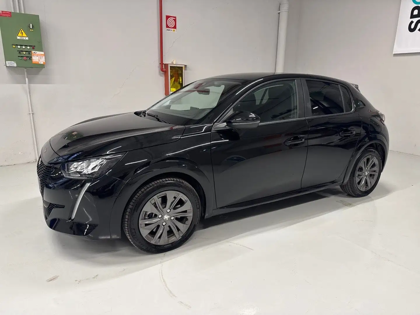 Peugeot 208 Active Pack e 136cv Schwarz - 2