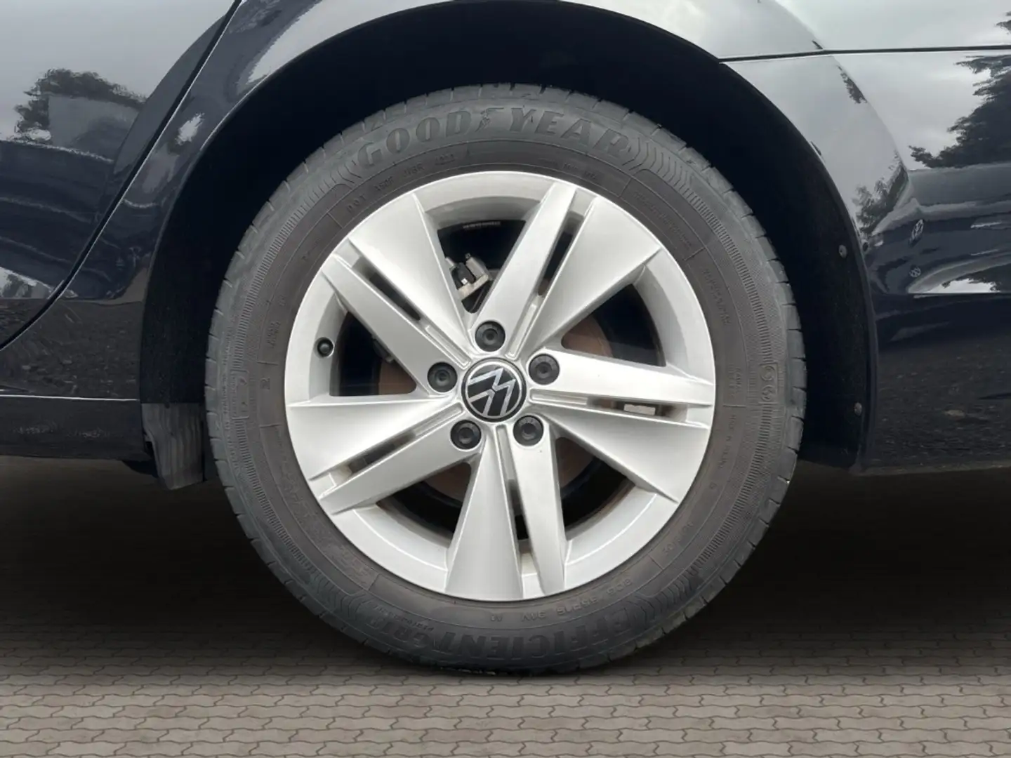 Volkswagen Golf Variant VIII 1.0 eTSI Life AHK-klappbar Navi Digitales Coc Schwarz - 2