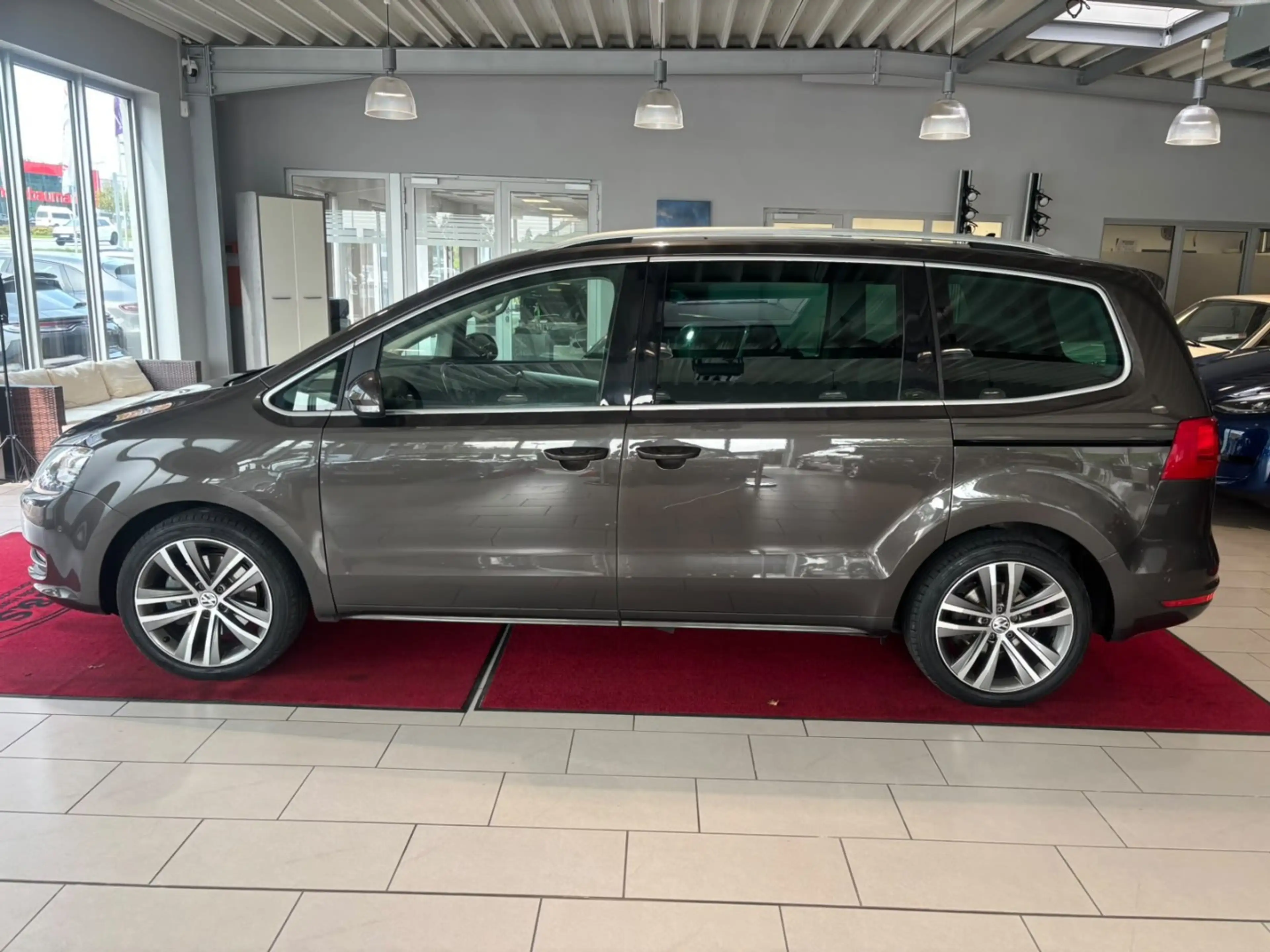 Volkswagen Sharan Highline BMT 2.0 TDI *PANO/7-SITZER/AHK* — photo 2