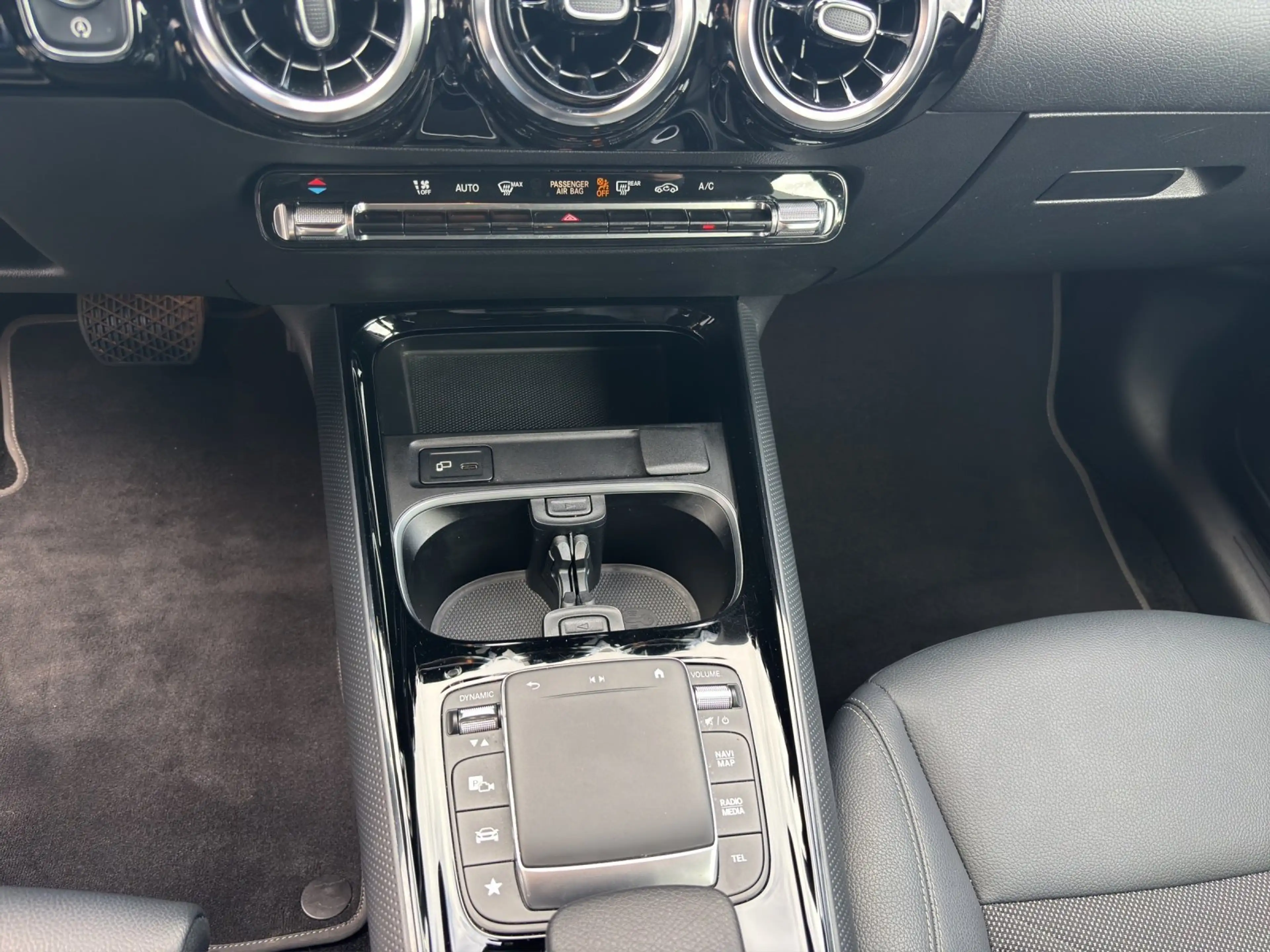 Mercedes-Benz GLA 180 d Style AdvancedMBUX Business LED Kamera — photo 9