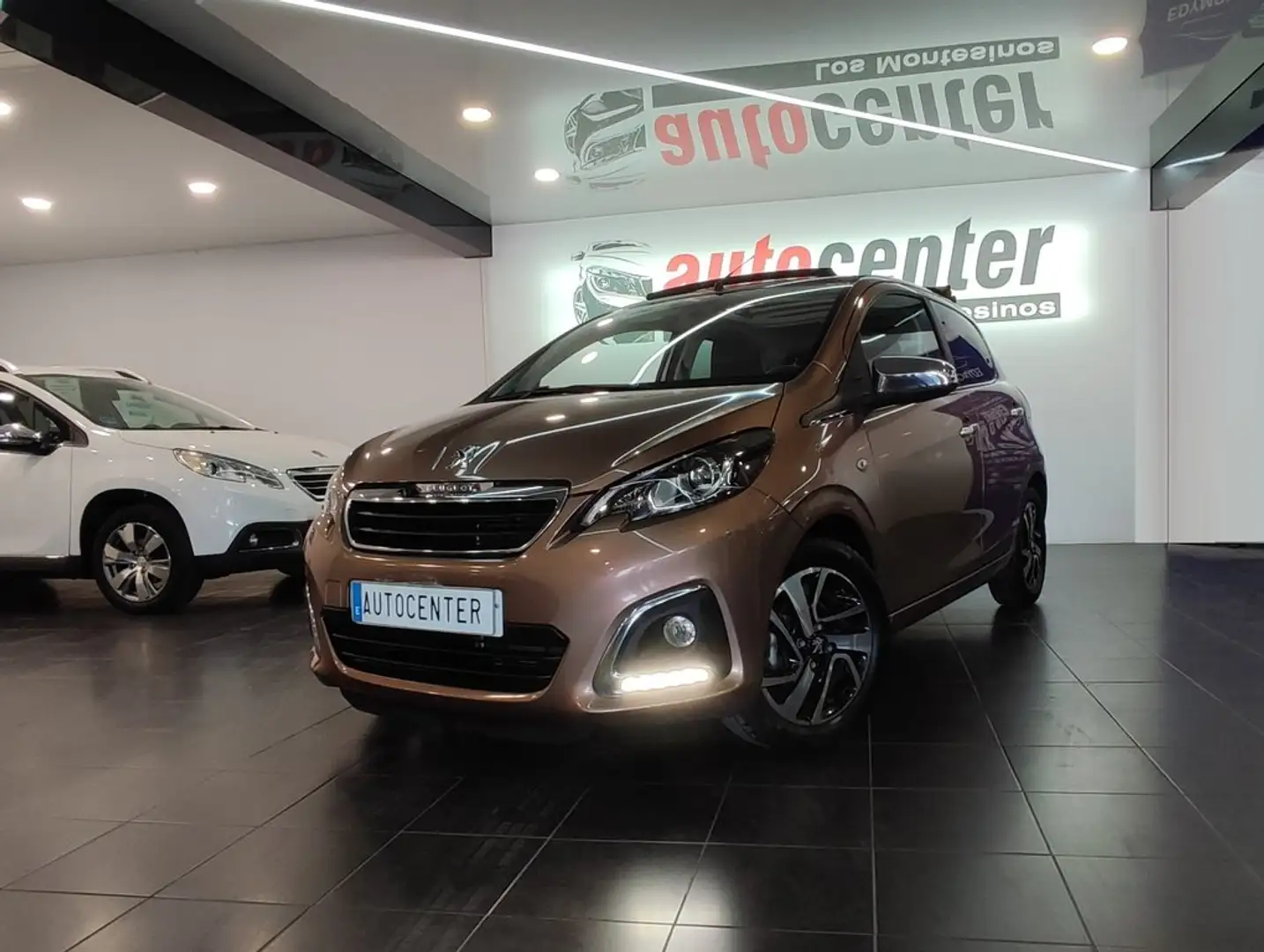 Peugeot 108 Top! Allure 1.2 PureTech 82 Marrón - 1