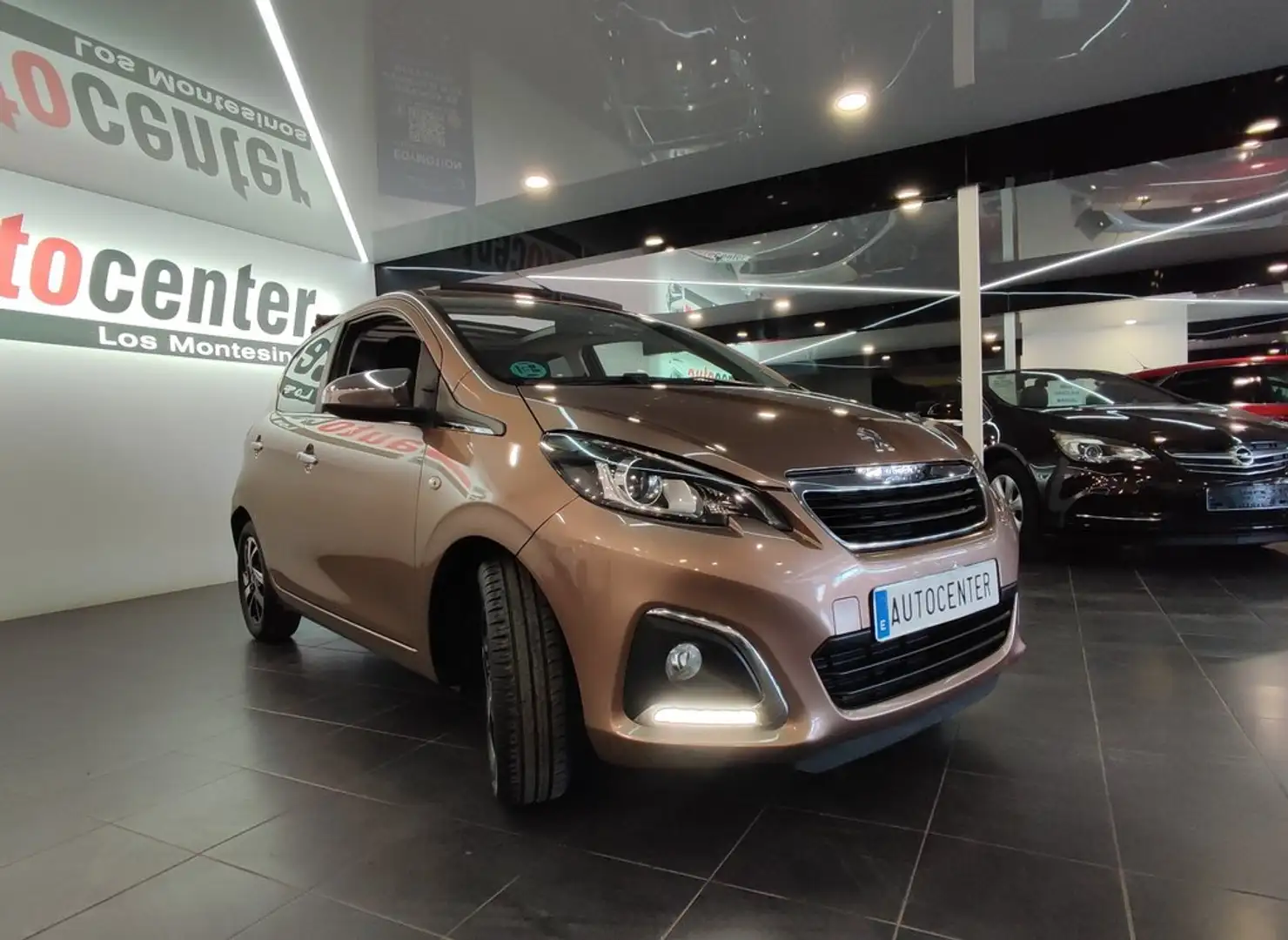 Peugeot 108 Top! Allure 1.2 PureTech 82 Marrón - 2