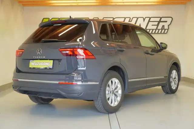 Volkswagen Tiguan view 4