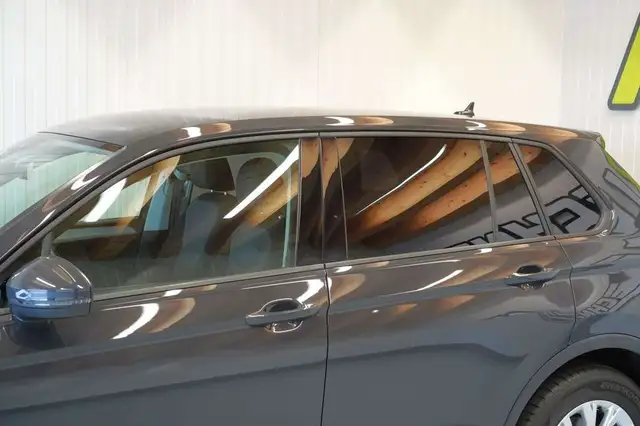 Volkswagen Tiguan view 12