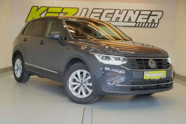 Volkswagen Tiguan view 3
