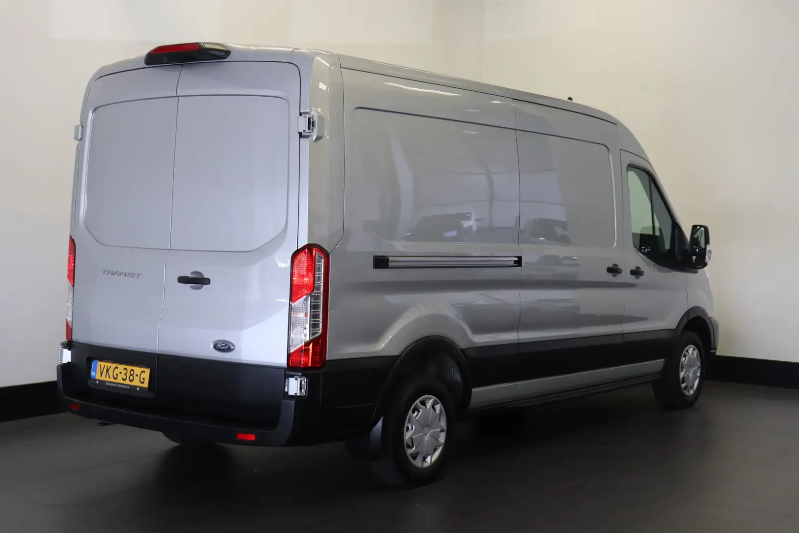 Ford Transit 2.0 TDCI 130PK L3H2 EURO 6 - Airco - Navi - Cruise Zilver - 2
