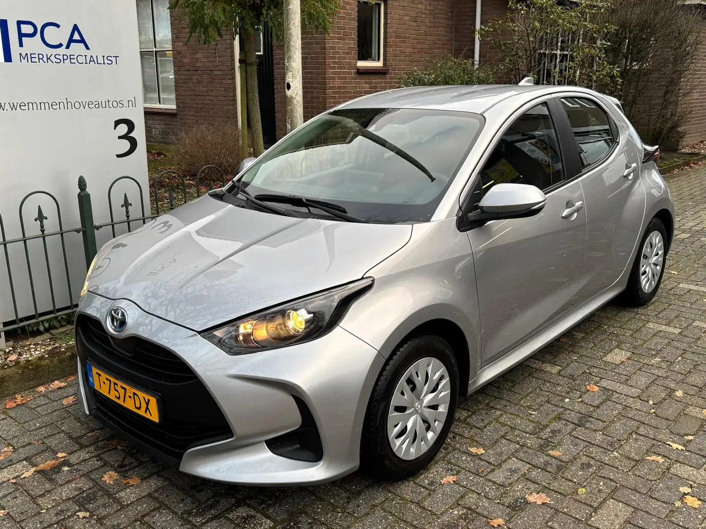 Toyota Yaris 1.5 Hybrid Active Grijs - 2