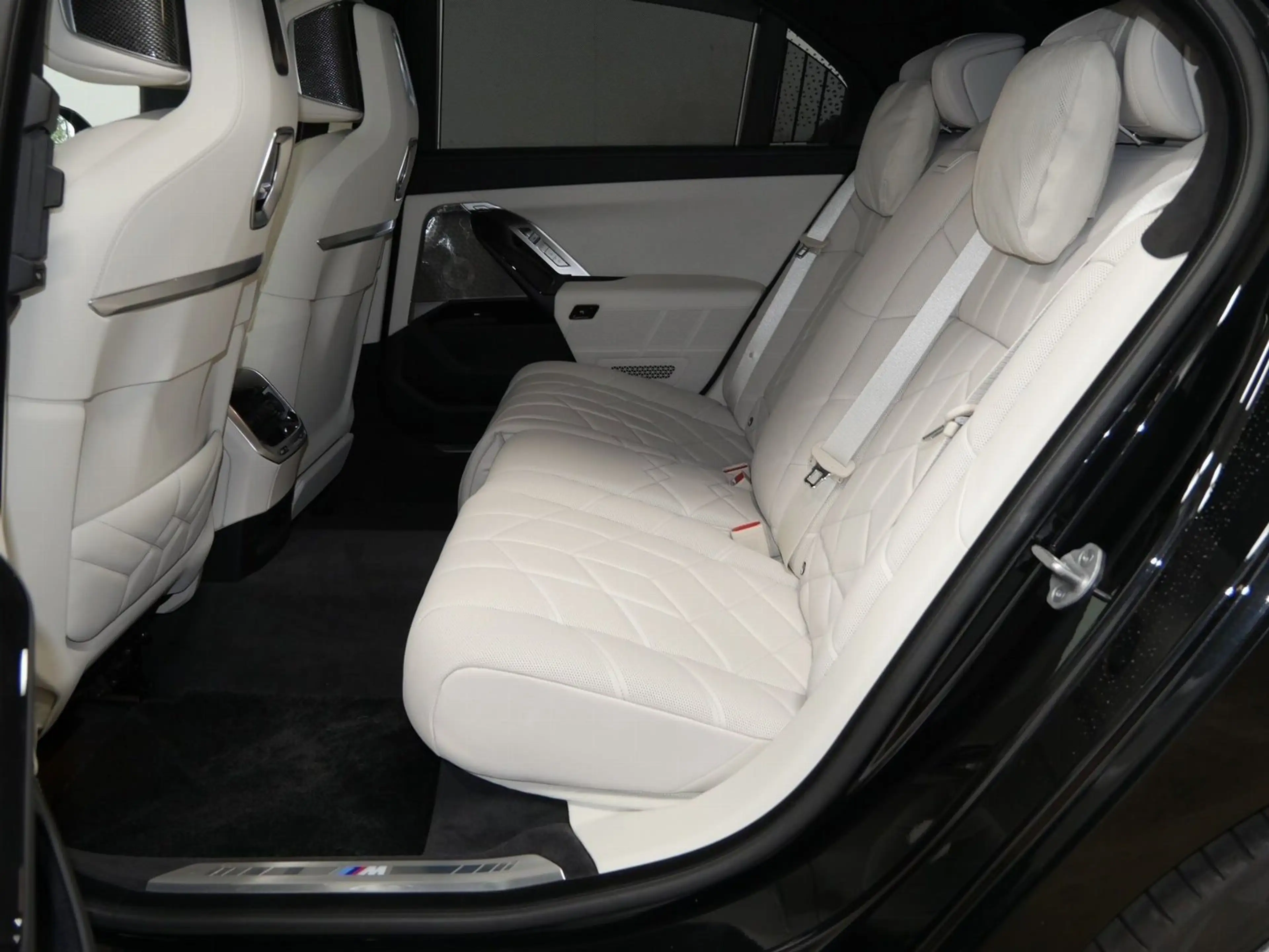 BMW 750 e xDrive M Sport //ExecutiveLoungeSeating B&W — photo 8