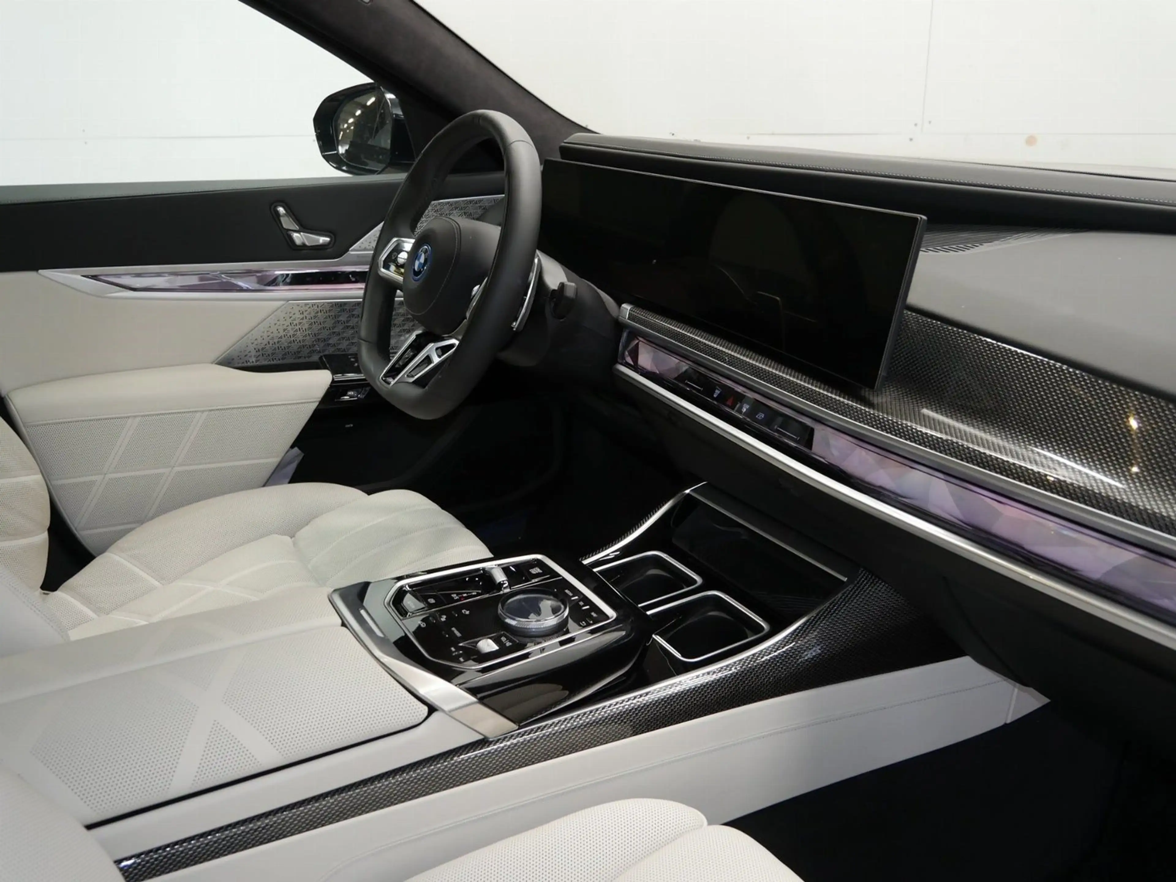 BMW 750 e xDrive M Sport //ExecutiveLoungeSeating B&W — photo 5