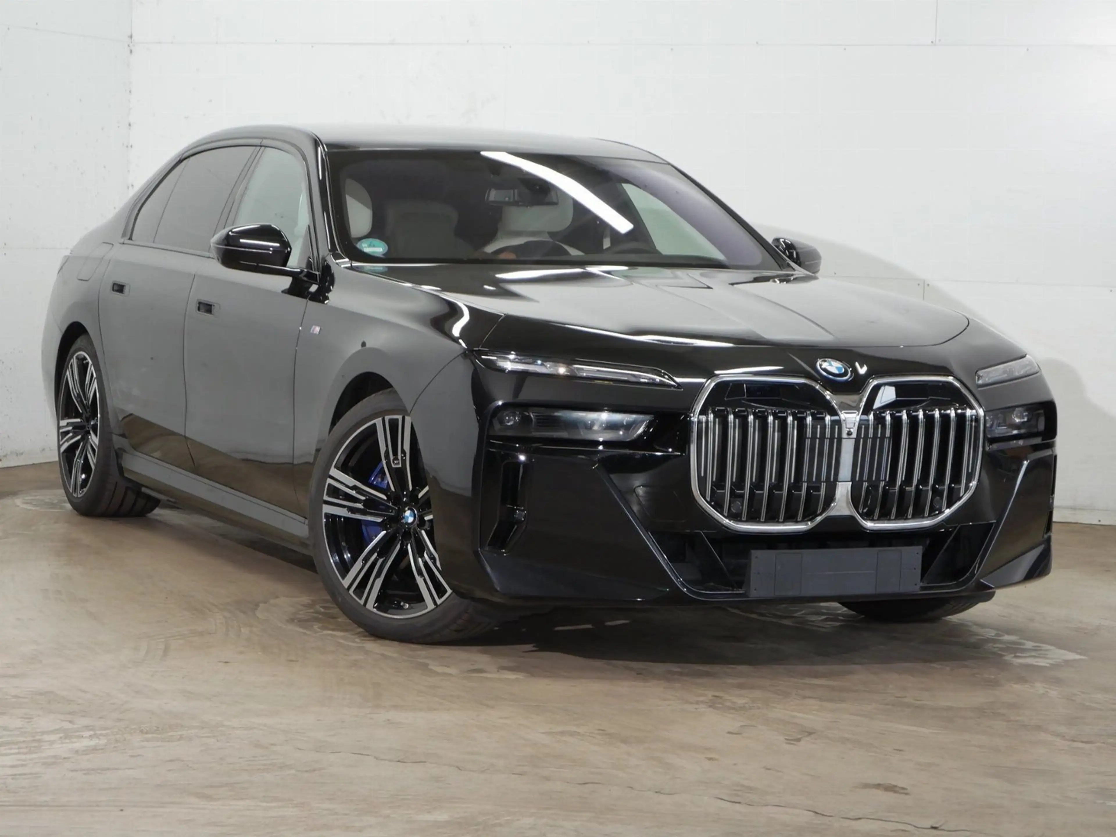 BMW 750 e xDrive M Sport //ExecutiveLoungeSeating B&W — photo 3