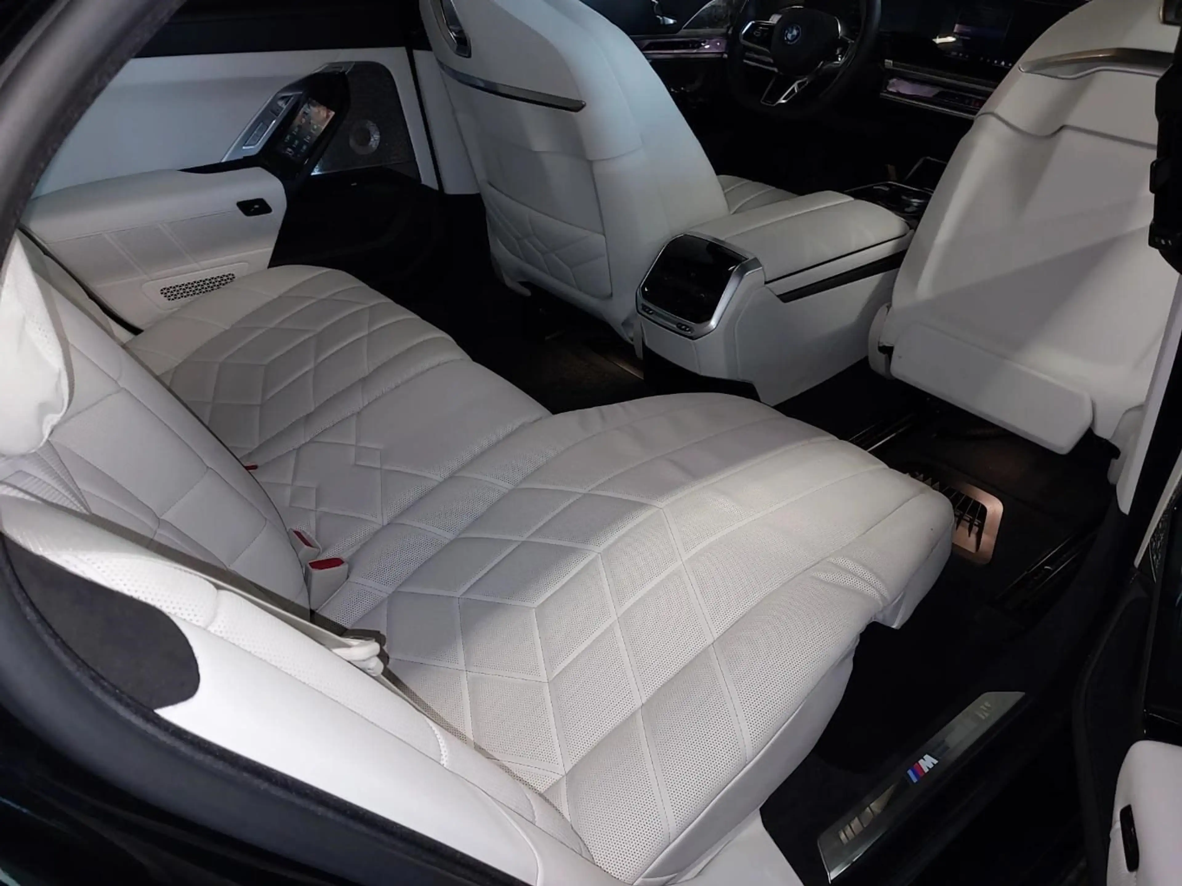 BMW 750 e xDrive M Sport //ExecutiveLoungeSeating B&W — photo 10