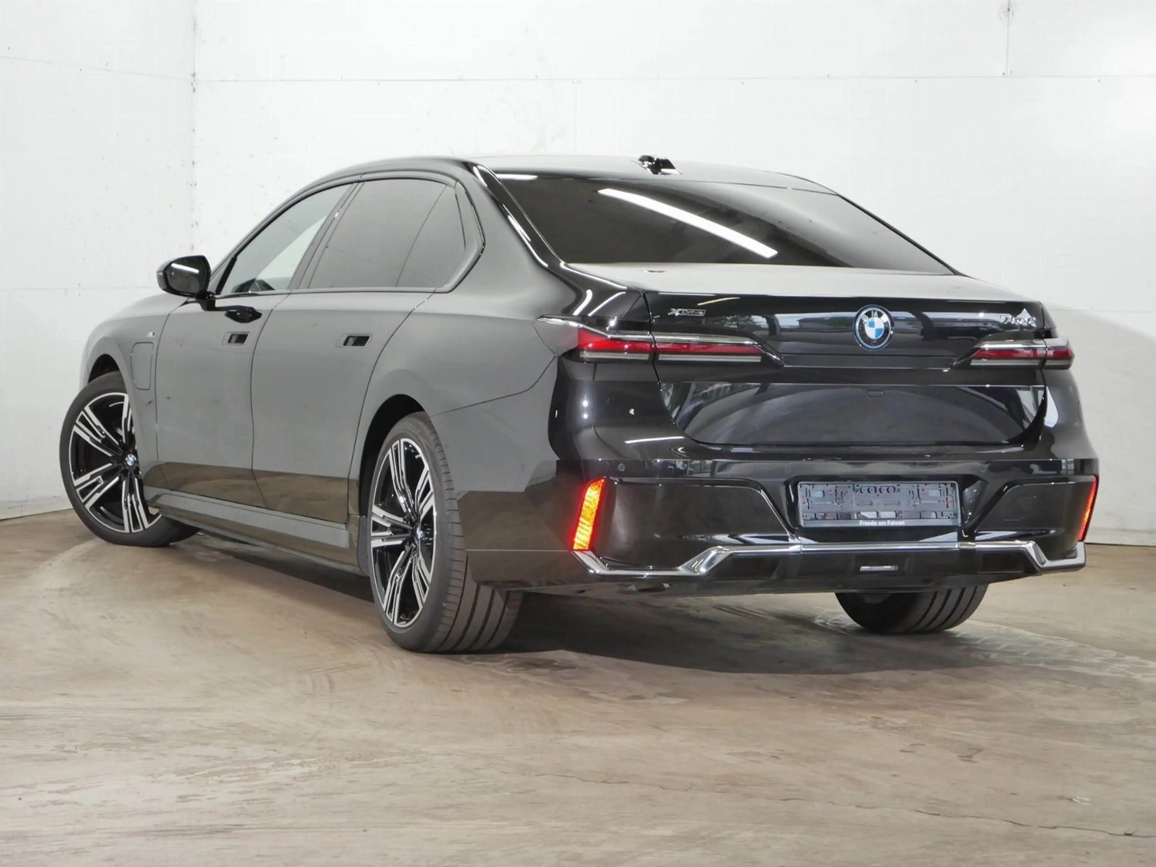 BMW 750 e xDrive M Sport //ExecutiveLoungeSeating B&W — photo 4