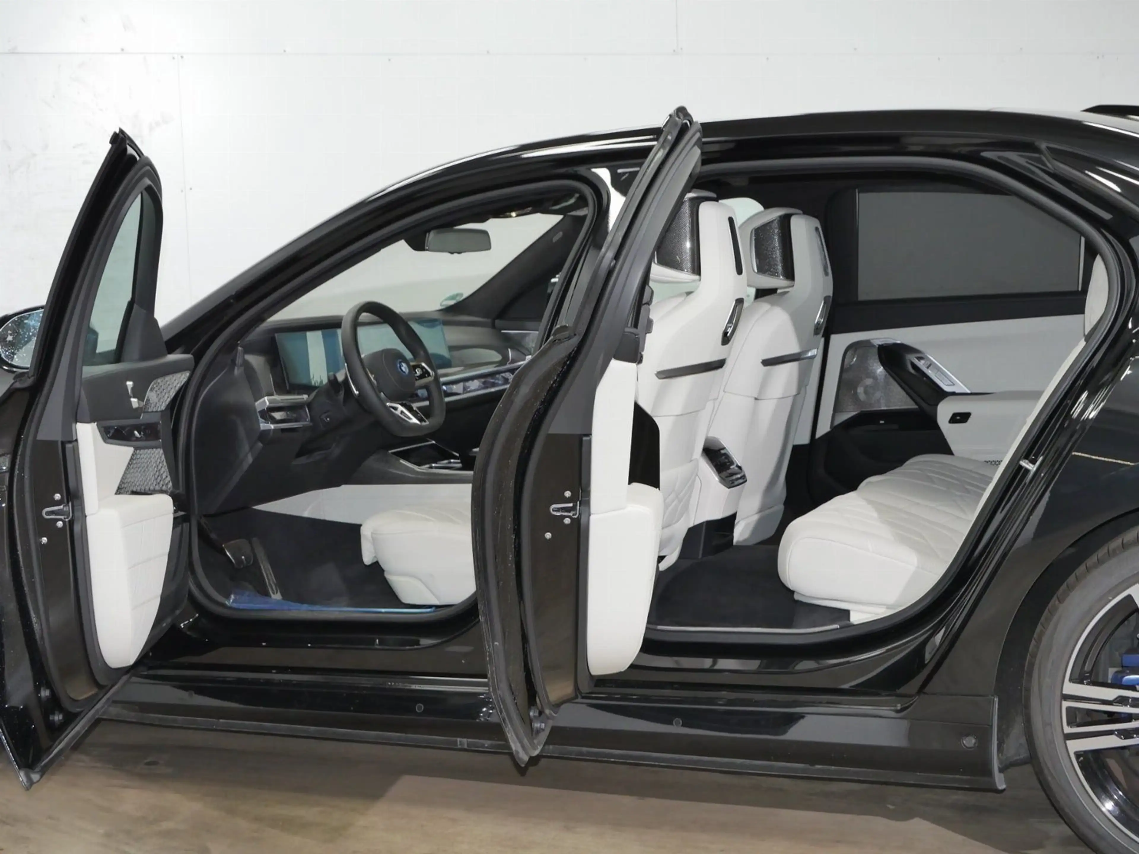 BMW 750 e xDrive M Sport //ExecutiveLoungeSeating B&W — photo 11