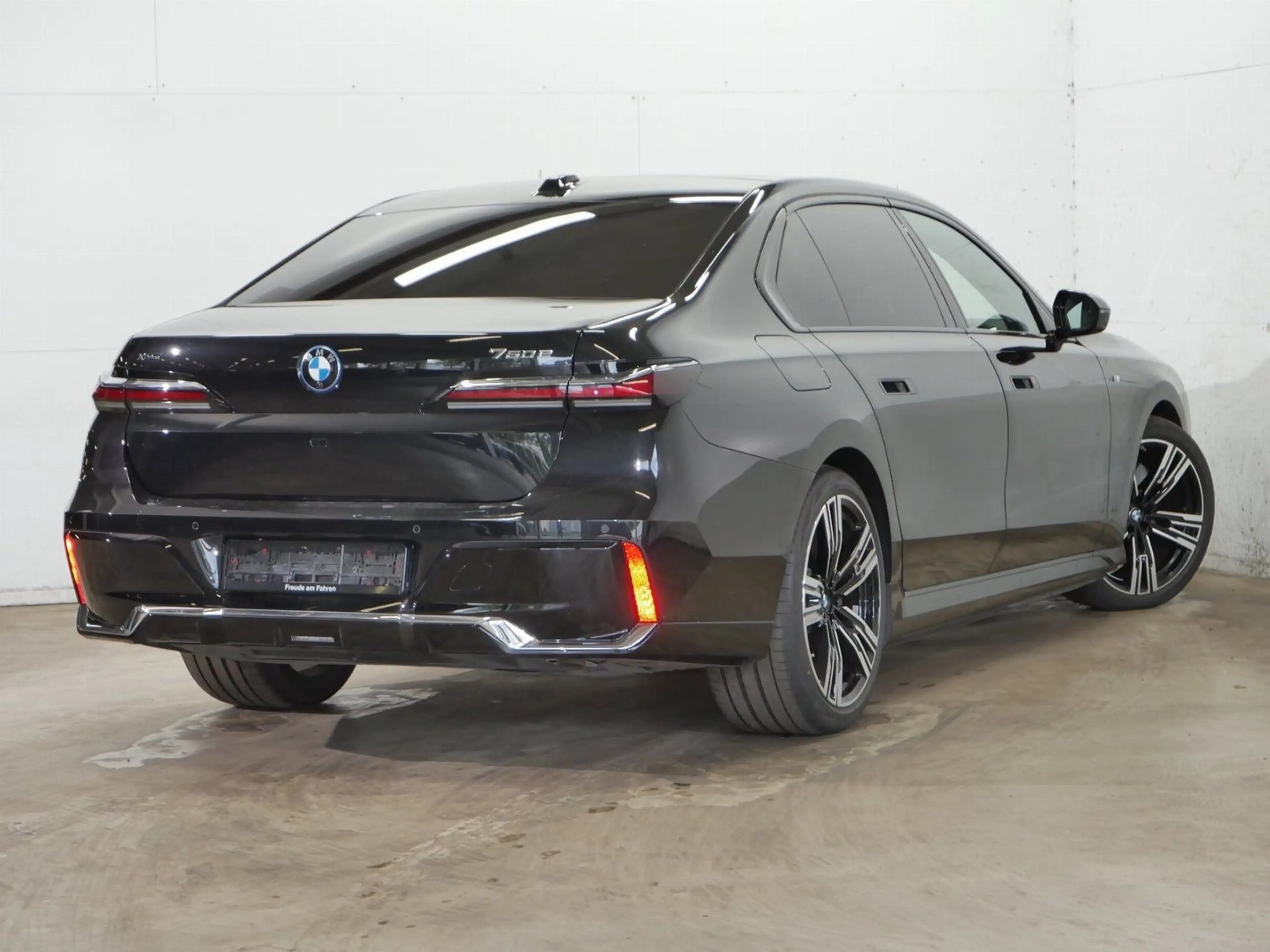 BMW 750 e xDrive M Sport //ExecutiveLoungeSeating B&W — photo 2