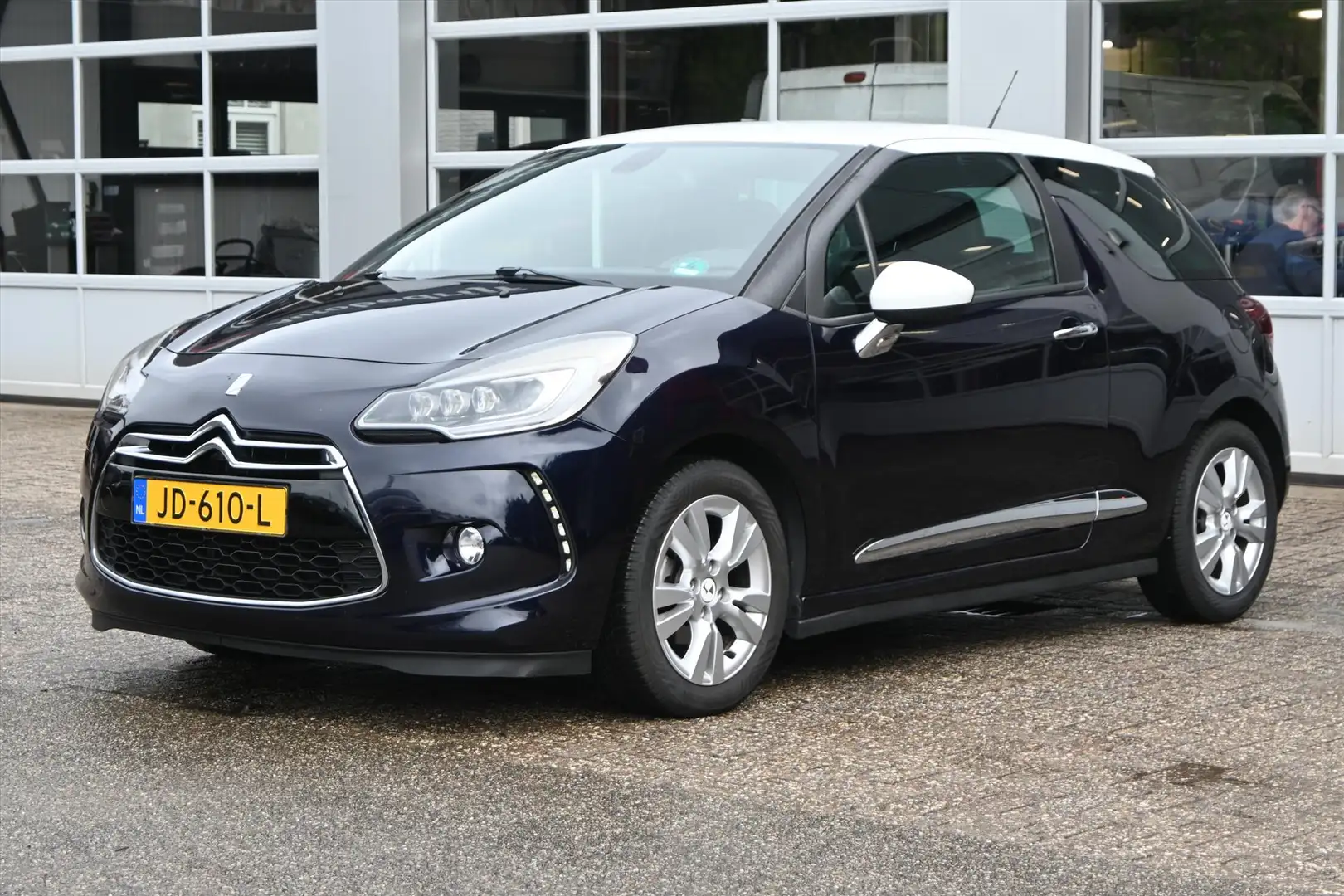 DS Automobiles DS 3 1.2 So Chic 110pk | LED verlichting | Navi | Clima Albastru - 2