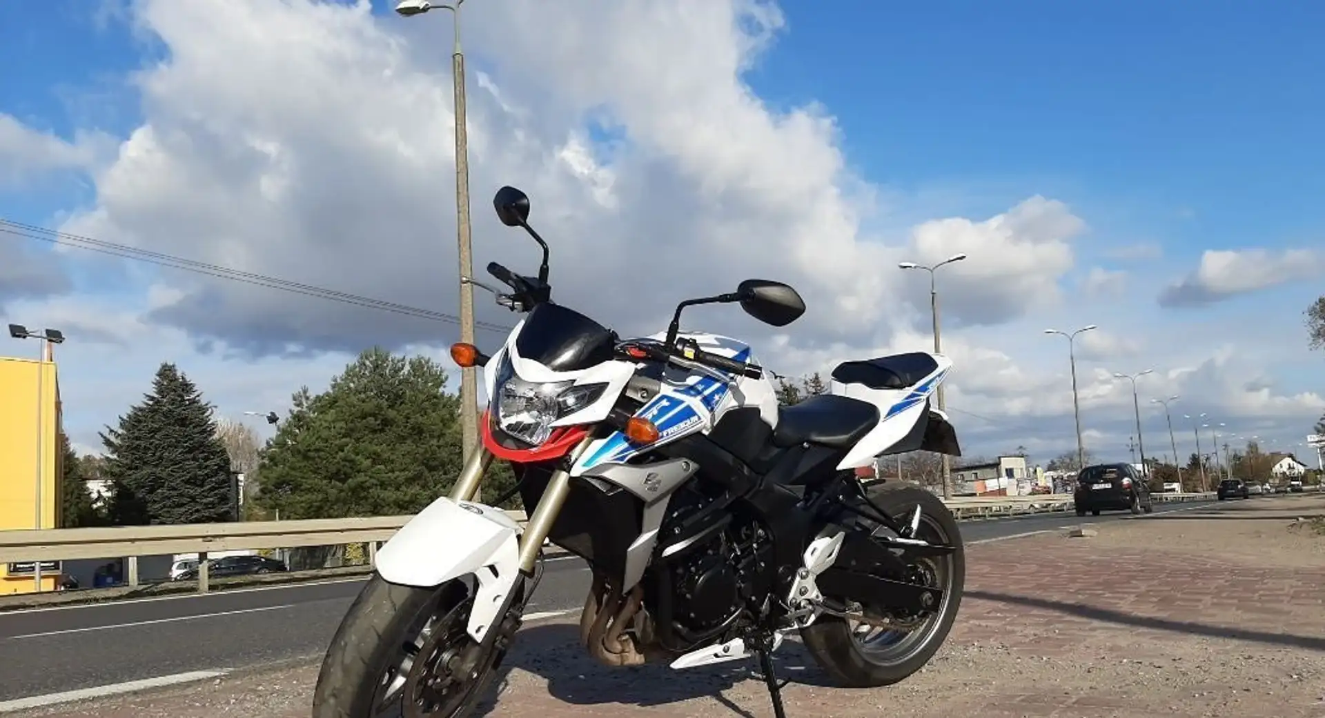 Suzuki GSR 750 Bílá - 2