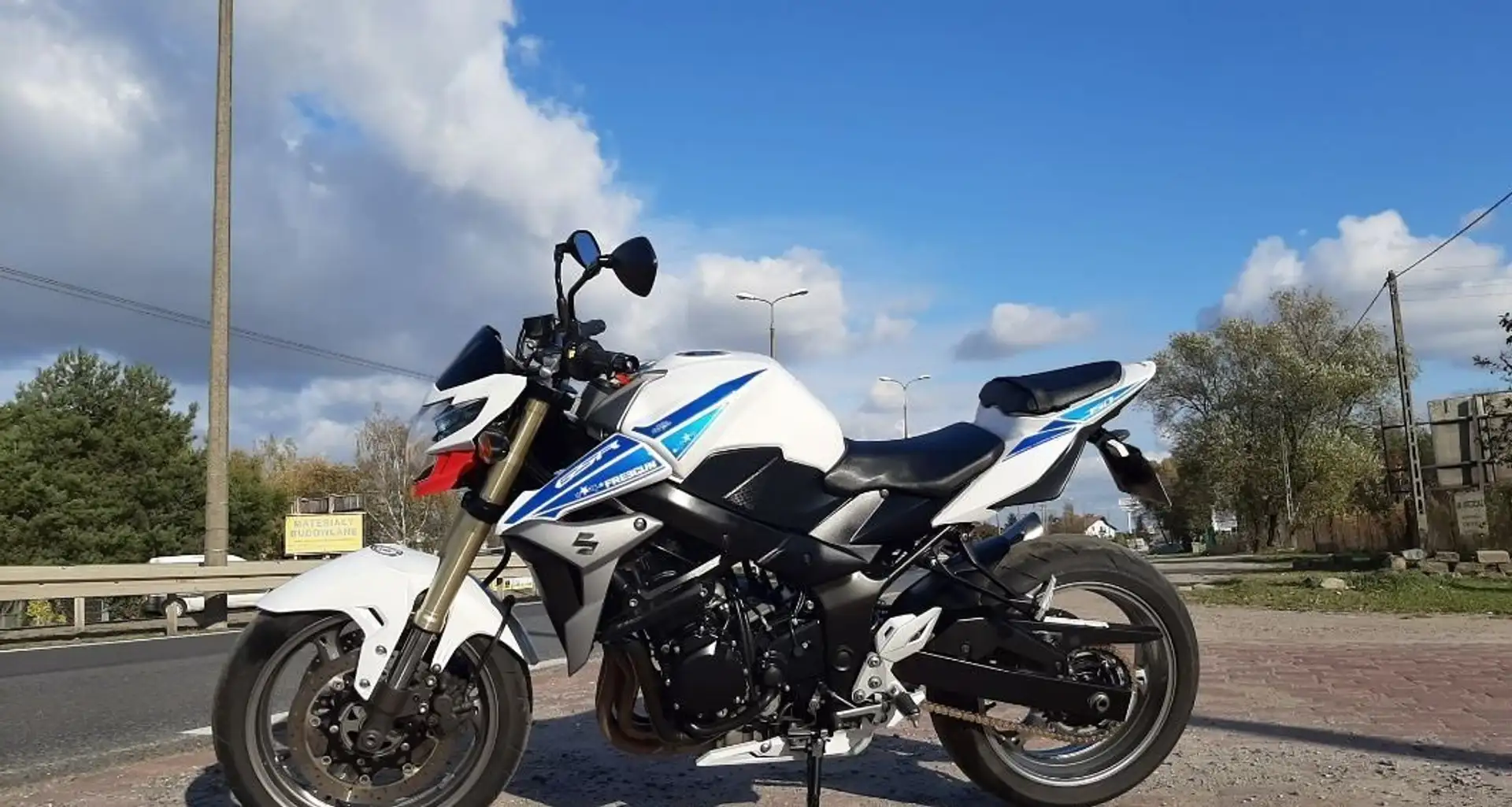 Suzuki GSR 750 Bílá - 1