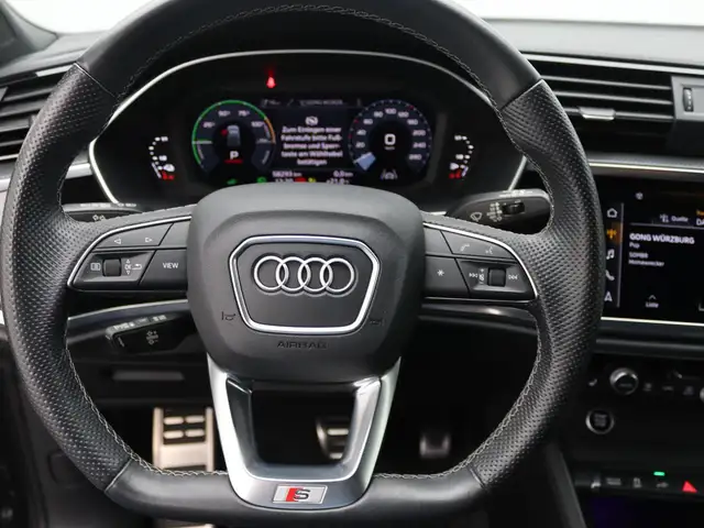 Audi Q3 view 15