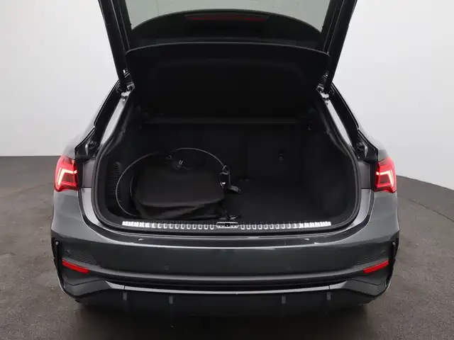 Audi Q3 view 8