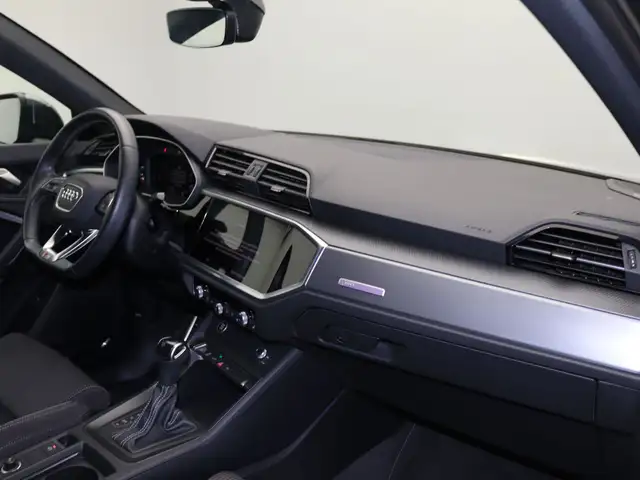 Audi Q3 view 9