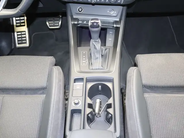 Audi Q3 view 12