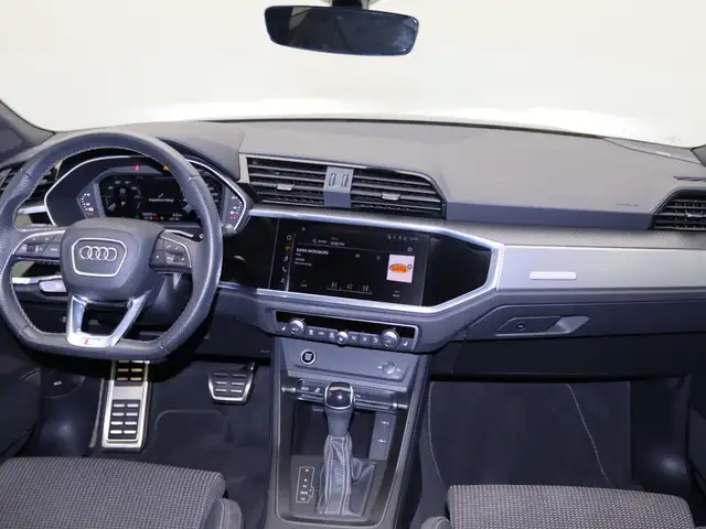 Audi Q3 view 10