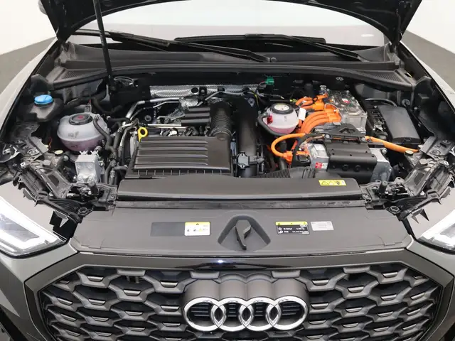 Audi Q3 view 19