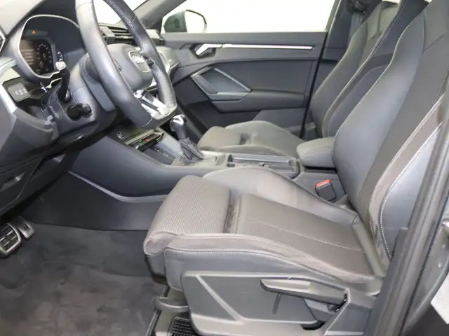 Audi Q3 view 14