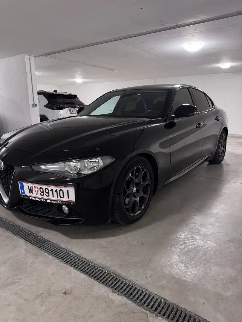 Alfa Romeo Giulia 2,2 136 MT RWD Schwarz - 1