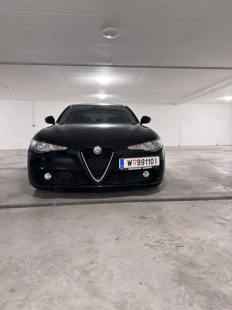 Alfa Romeo Giulia 2,2 136 MT RWD Schwarz - 2