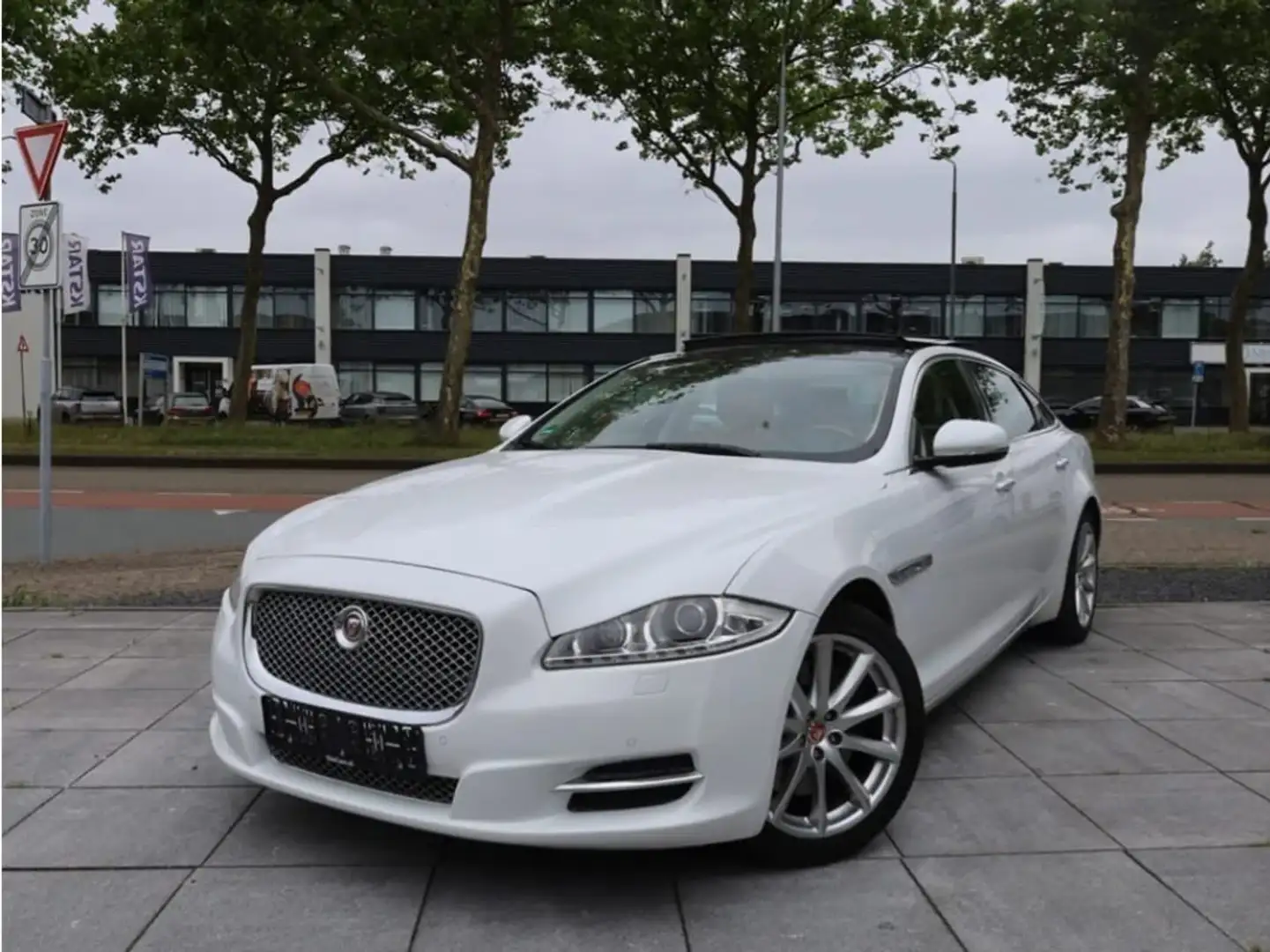 Jaguar XJ 3.0 V6 Kompressor AWD Langversion Portfolio - 1