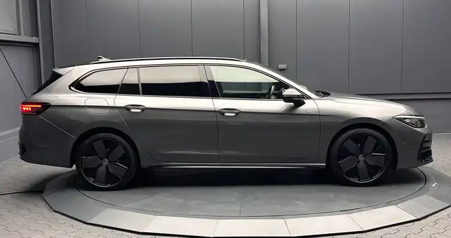 Volkswagen Passat view 6