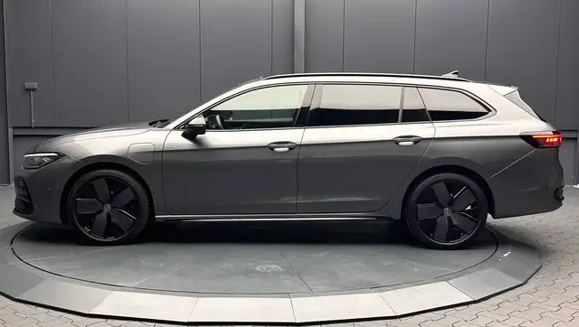 Volkswagen Passat view 2
