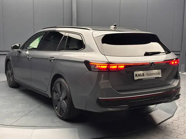Volkswagen Passat view 3