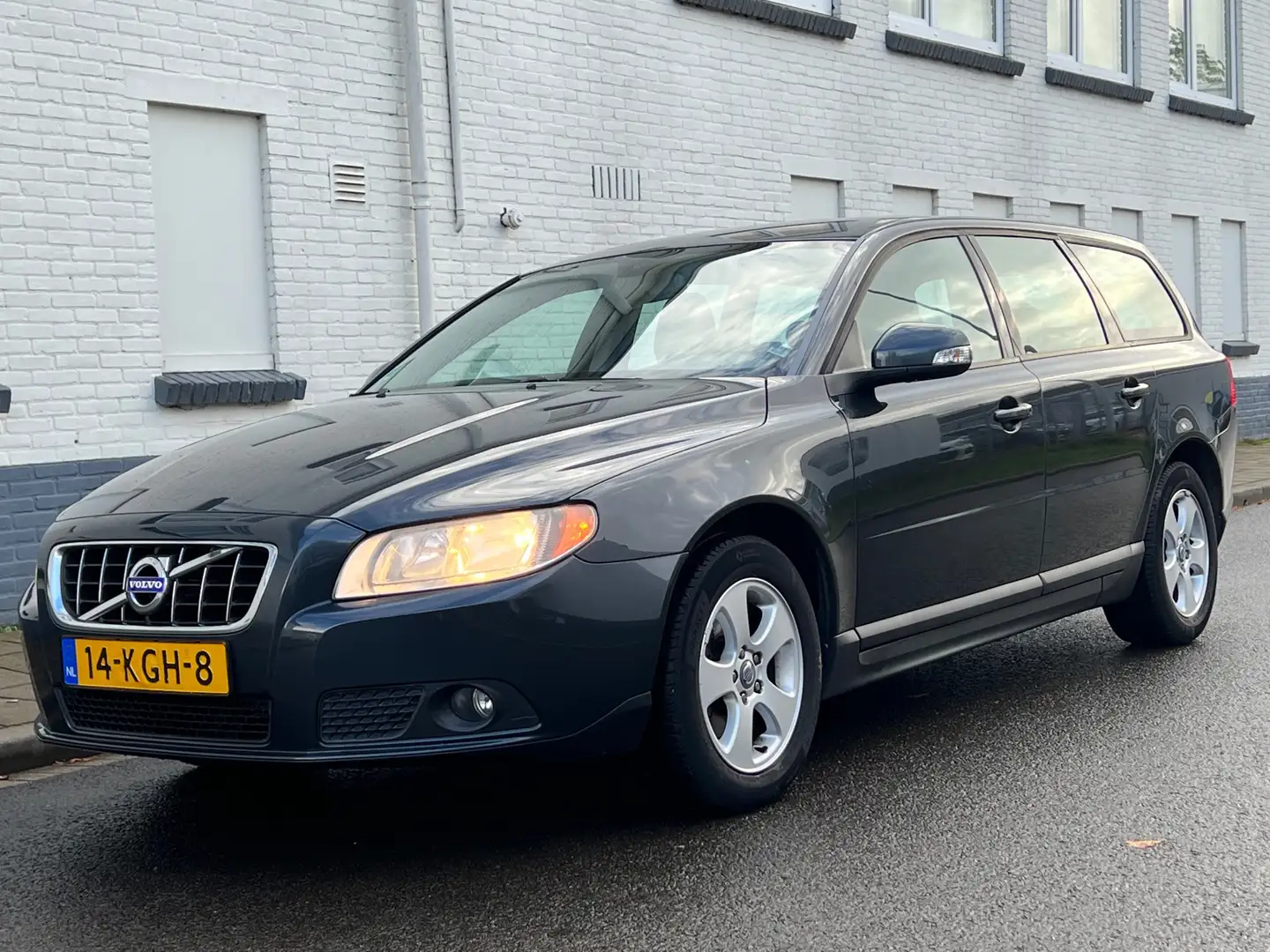 Volvo V70 2.0 Limited Edition|Leder|Navi|PDC|Trekhaak|Cruise Grijs - 2