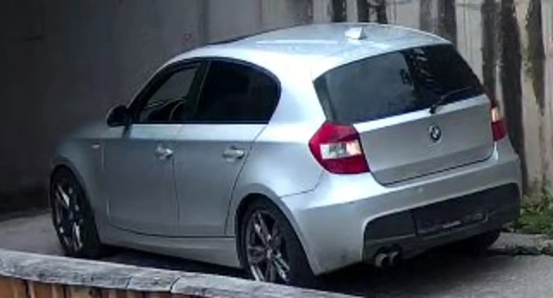 BMW 130 130i "Schadow Line" Gümüş rengi - 2
