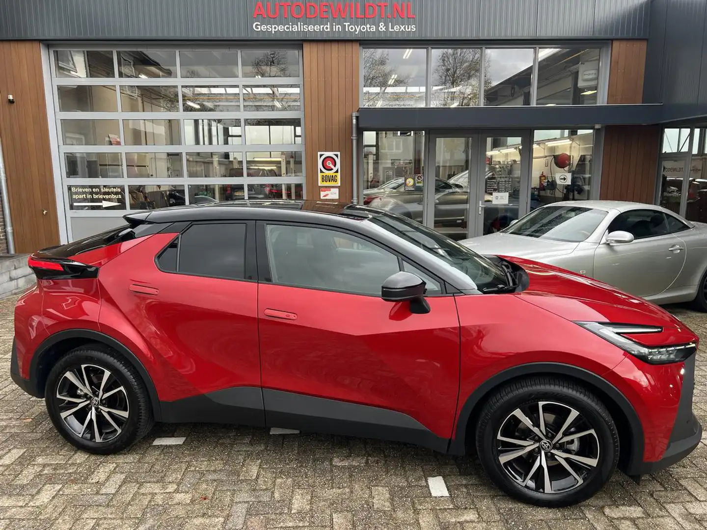 Toyota C-HR 1.8 Hybrid 140 Style A/T + FABRIEKSGARANTIE Rood - 1